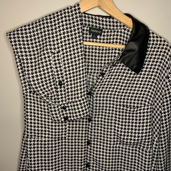 Torrid size 3. Houndstooth black and white print button up women’s blouse. - Picture 2 of 6